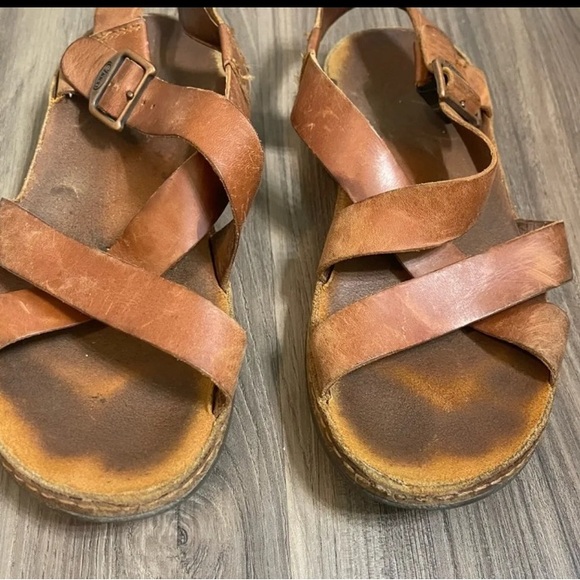 Looking for well worn shoes - Picture 2 of 5